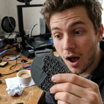 CopyHome.cz | Tipy a rady pro Kopírování, tisk, 3D tisk a skenování 10 Detailně zpracovaná medaile z 3D tisku s částečně odhalenou výplní na stole.